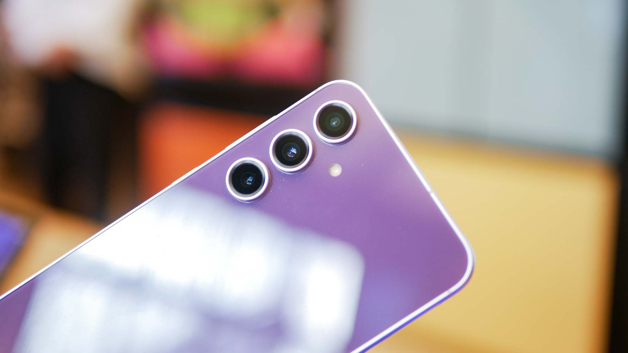 אדם המשתמש ב- Samsung Galaxy S23 Fe.