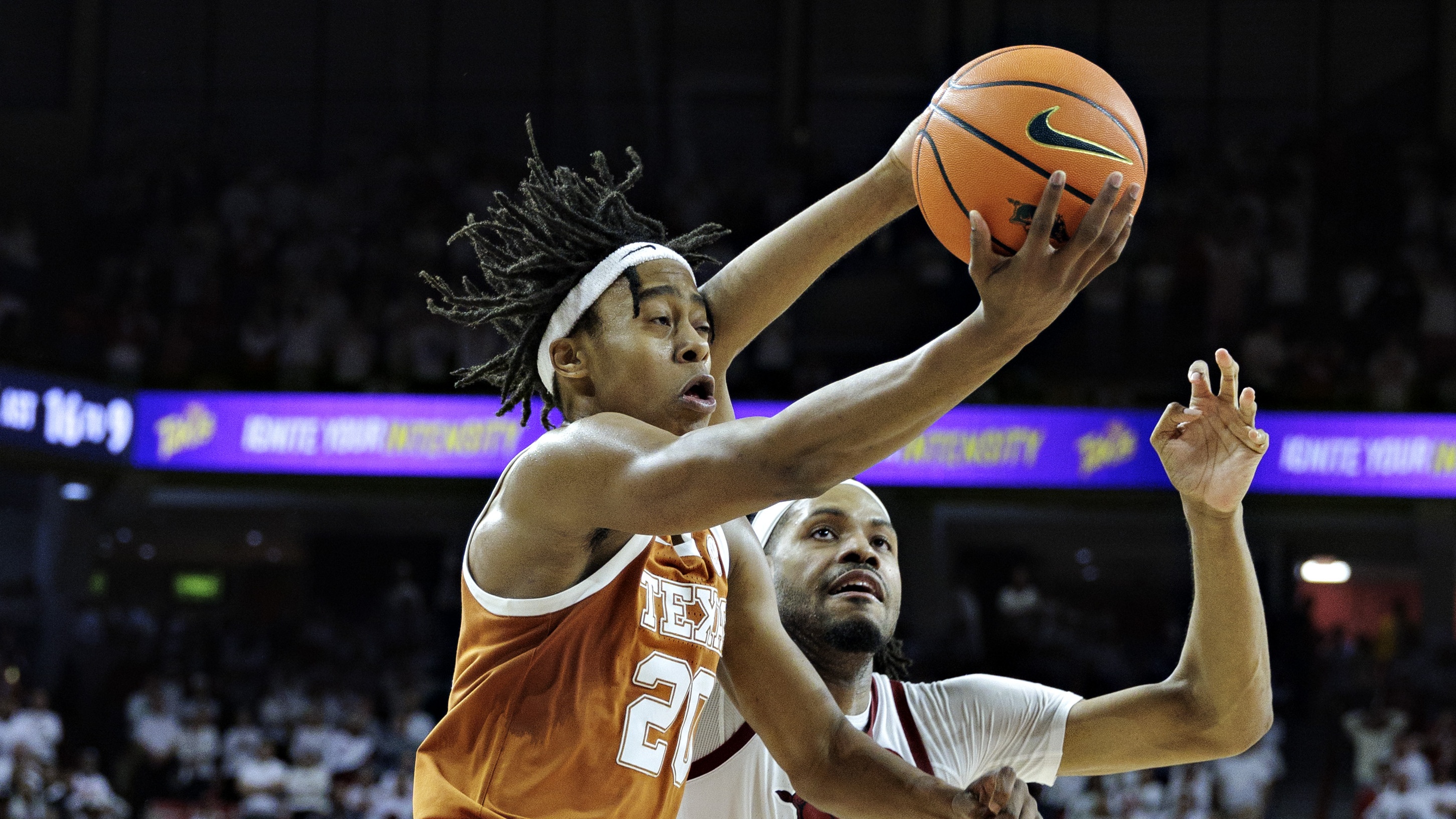 טר ג'ונסון מספר 20 מטקסס לונגהורנס נוהג לסל במחצית השנייה נגד ג'ונאס איידו מספר 9 של רזורבקים בארקנסו באד וולטון ארנה לקראת מרץ טירוף 2025 בשידור חי (תמונה מאת ווסלי היט/גטי אימג'ס)