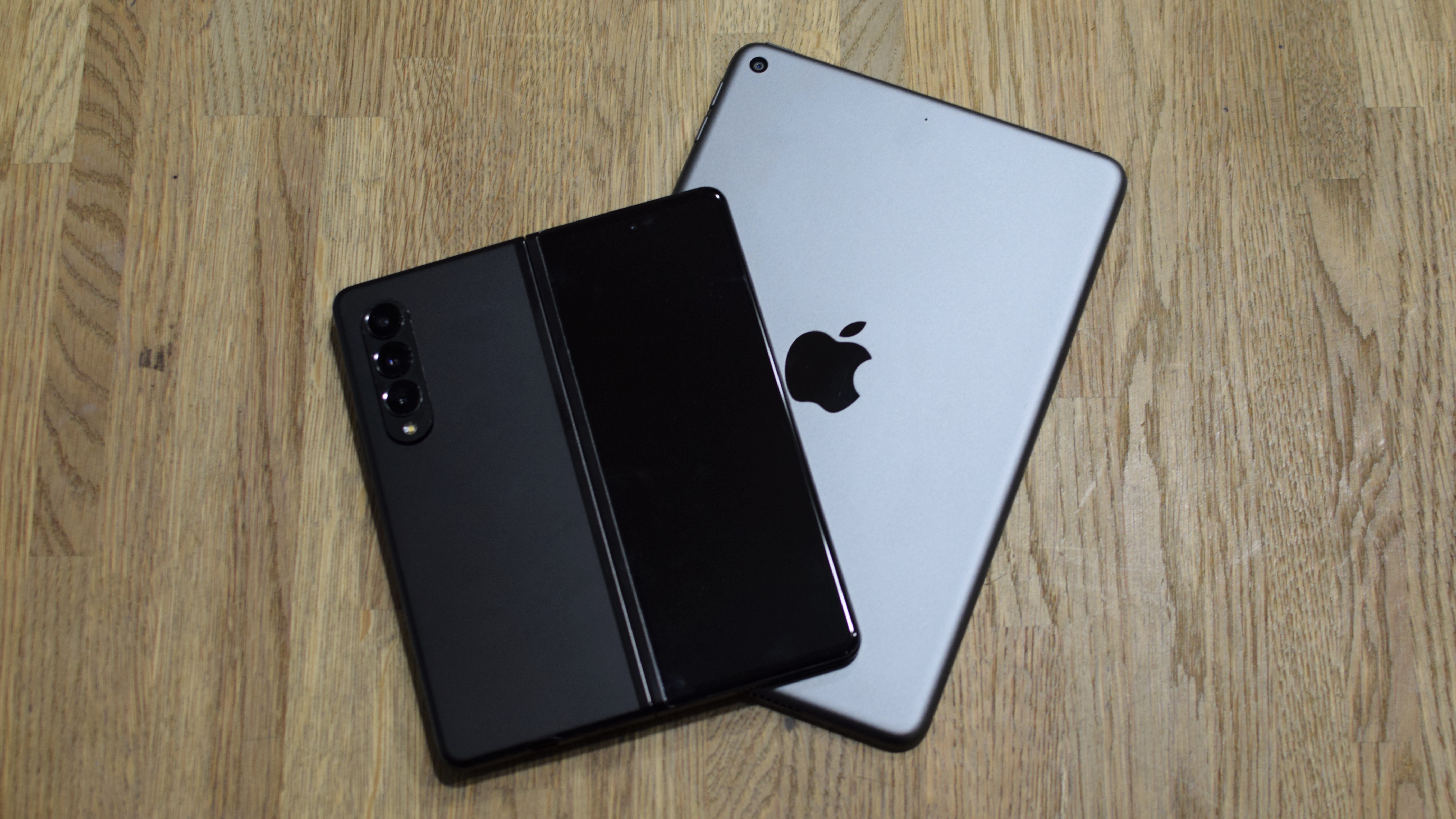 תמונה של סמסונג גלקסי Z קפל 3 סביב iPad mini 5