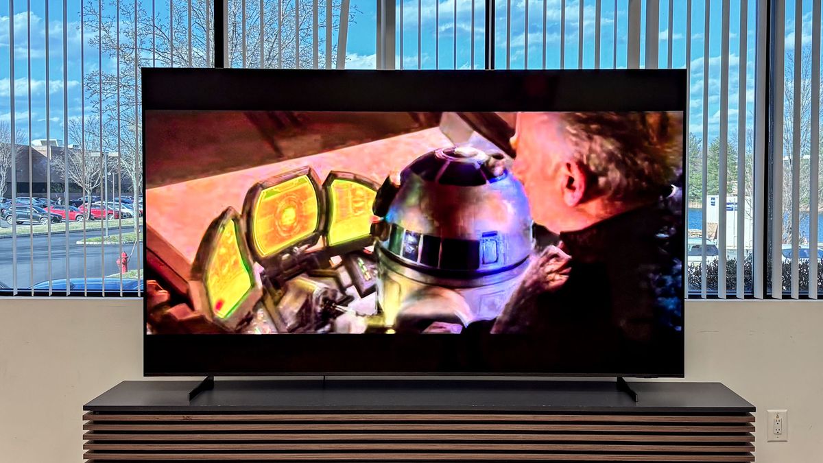 ראיתי את הטלוויזיה החדשה של סמסונג 100 אינץ 'QN80F מקרוב-וזו מפלצת מיני-בהובלת מיני של ניק פינו שפורסמה ב -2 באפריל 25 עדיין לא מדורגת על ידי קונים בעלי מסך גדול ימצאו הרבה מה לאהוב עם סמסונג QN80F.