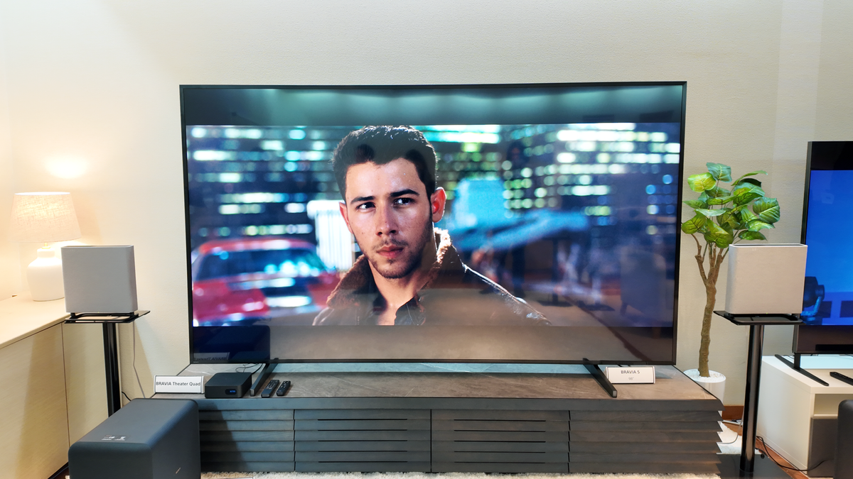 יצאתי לדרך עם סוני בראביה 5 אינץ 'בגודל 98 אינץ'-והטלוויזיה המיני בהובלת המיני פוצצה אותי על ידי קייט קוזוצ'ץ 'שפורסמה ב -2 באפריל, עדיין לא דורג בביקורת הידועה הזו, אני אפרק את הרשמים הראשונים שלי מהטלוויזיה המיני-בראביה של סוני בראביה ושדרוגיה.