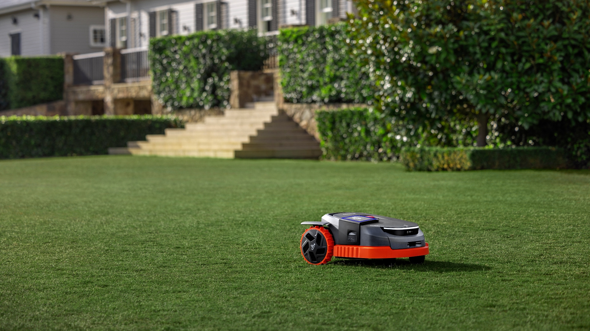 סדרת Segway Navimow X3 על מדשאה גדולה