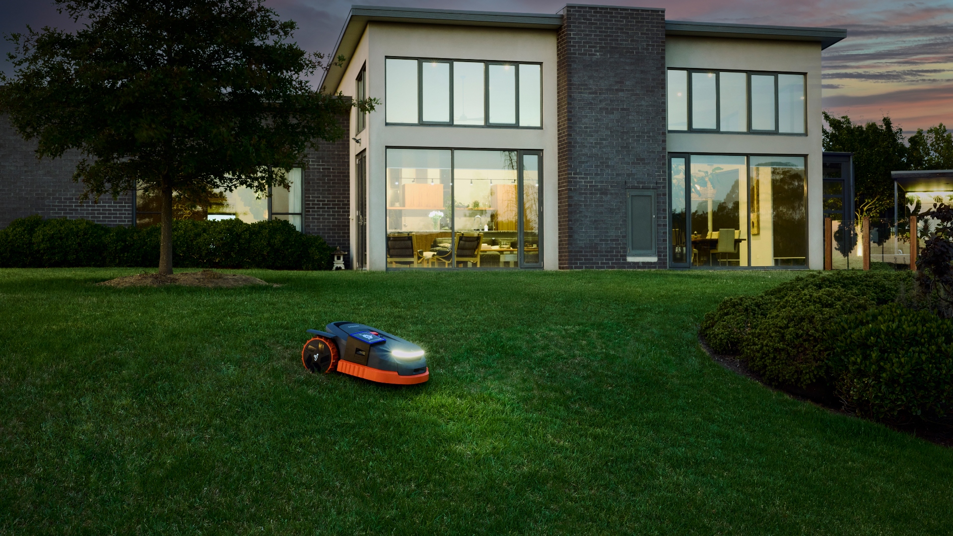 סדרת Segway Navimow X3 על מדשאה במורד מדרון