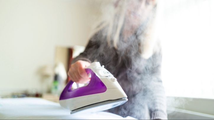 כיצד לנקות את המזרן שלך עם ברזל - 7 דוס ואל תעשה