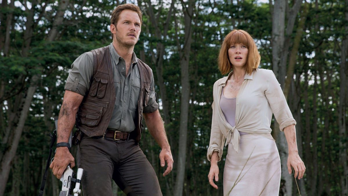 Owen Grady (Chris Pratt) and Claire Dearing (Bryce Dallas Howard) (L-R) in a scene from "Jurassic World"