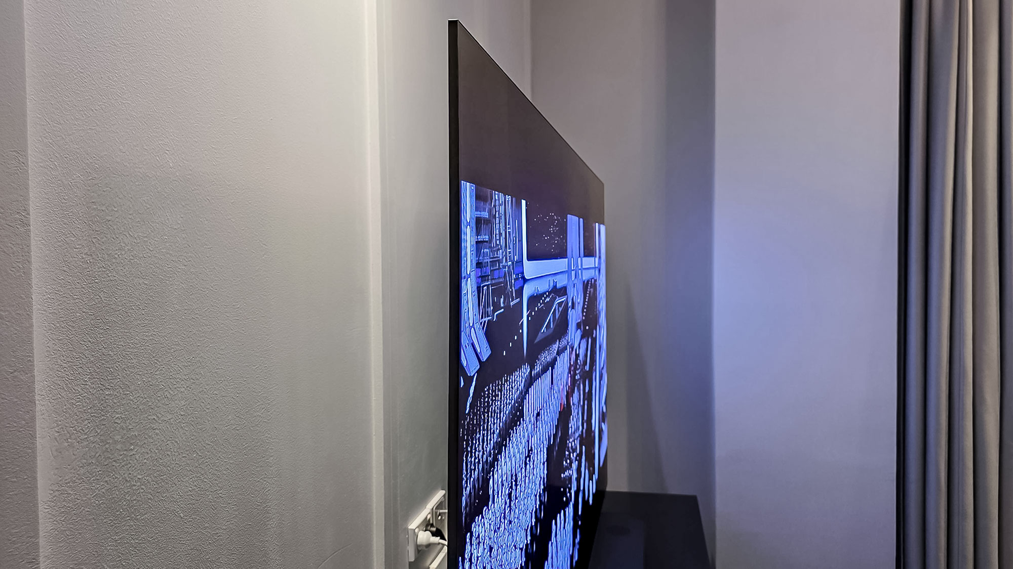 מבט מהצד של טלוויזיית Samsung S95F OLED