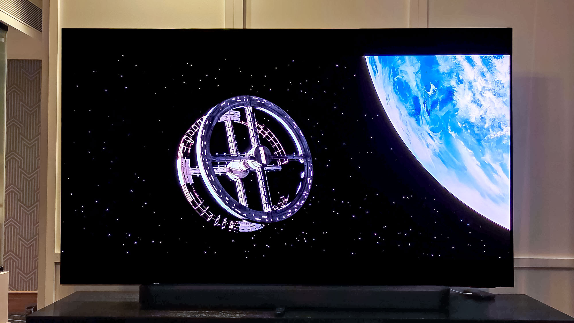 2001 אודיסיאה בחלל בטלוויזיית סמסונג S95F OLED