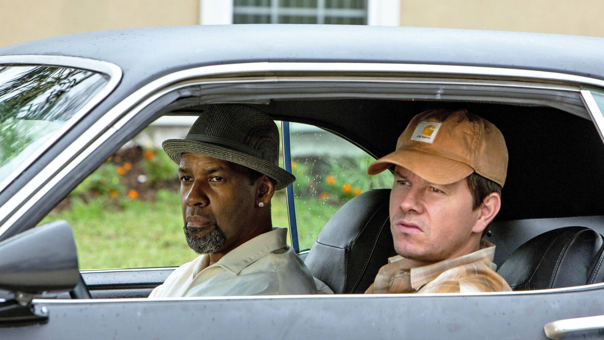 (L-R) Denzel Washington as Bobby Trench and Mark Wahlberg as Michael Stigman in "2 Guns"