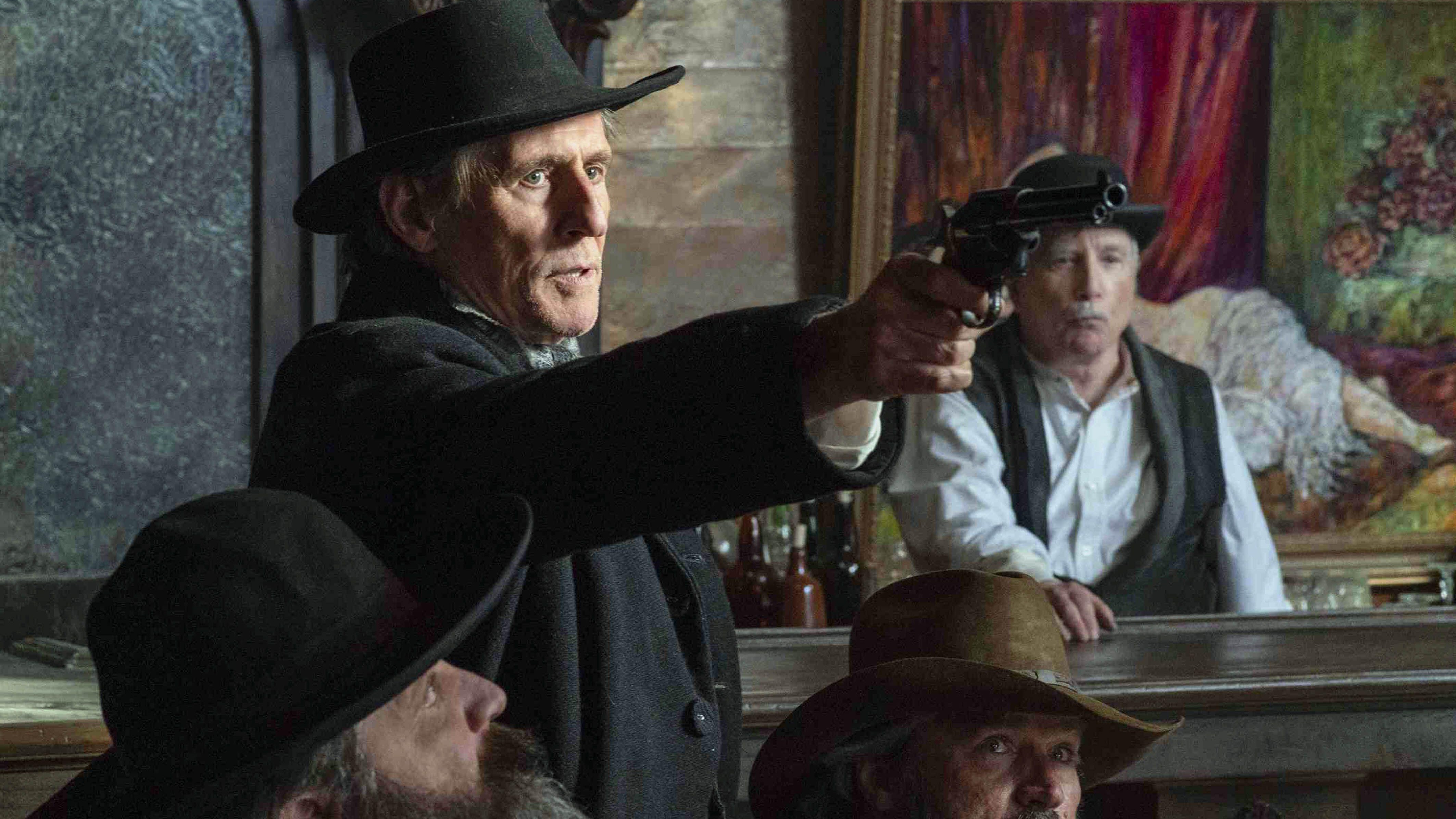 השריף ג'ים אמברוז (גבריאל ביירן) מחזיק אקדח בתוך בניין בסצנה מ 