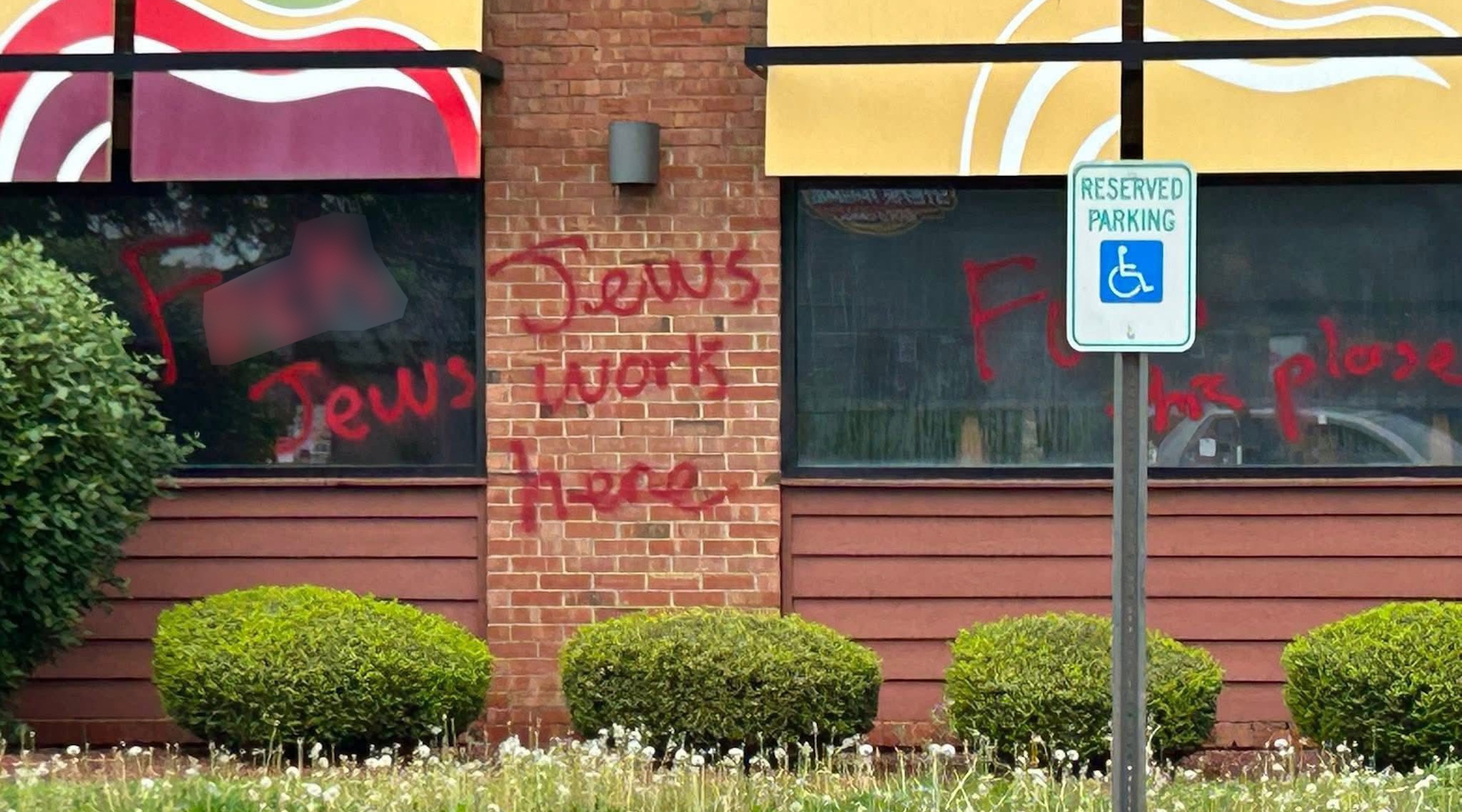 אוהיו אפלבי המוצא בגרפיטי אנטישמי קריאה 'יהודים עובדים כאן' הפורוורד חופשי לקרוא, אך הוא לא חופשי לייצר