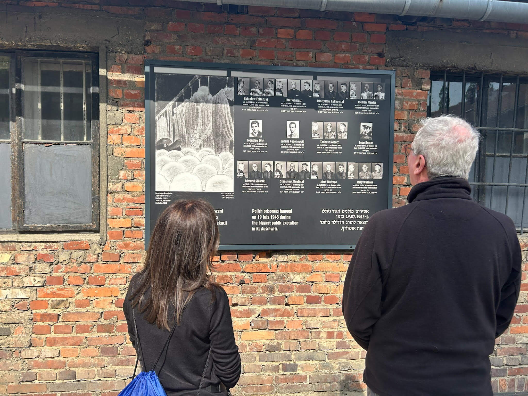 בטיולו הראשון באושוויץ, מושל ניו ג'רזי קורא לערנות נגד אנטישמיות גוברת, הפורוורד חופשי לקרוא, אך זה לא חופשי לייצר