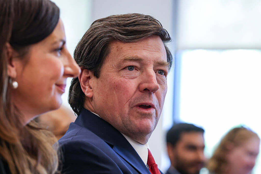 בלעדי: המועמד לטראמפ מתנצל על שבח את האוהד הנאצי תוך כדי חיכה לאישור הסנאט ששמע את הפורוורד הוא חופשי לקרוא, אך הוא לא חופשי לייצר