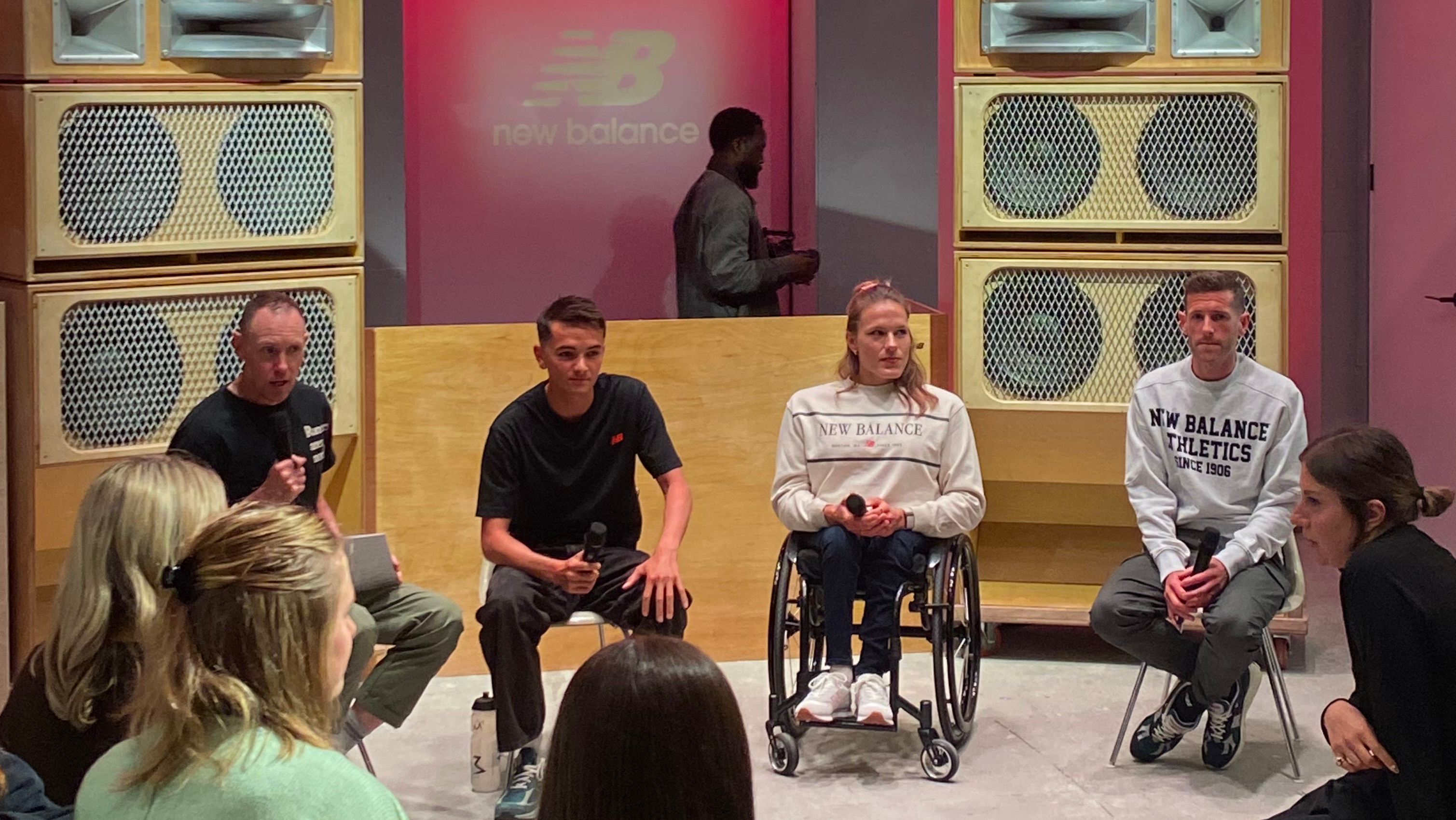 משמאל לימין, אלכס יי (בחולצת טריקו שחורה), קתרין דברונר (בסווטשירט לבן) וג'וני מלור (בסווטשירט אפור)