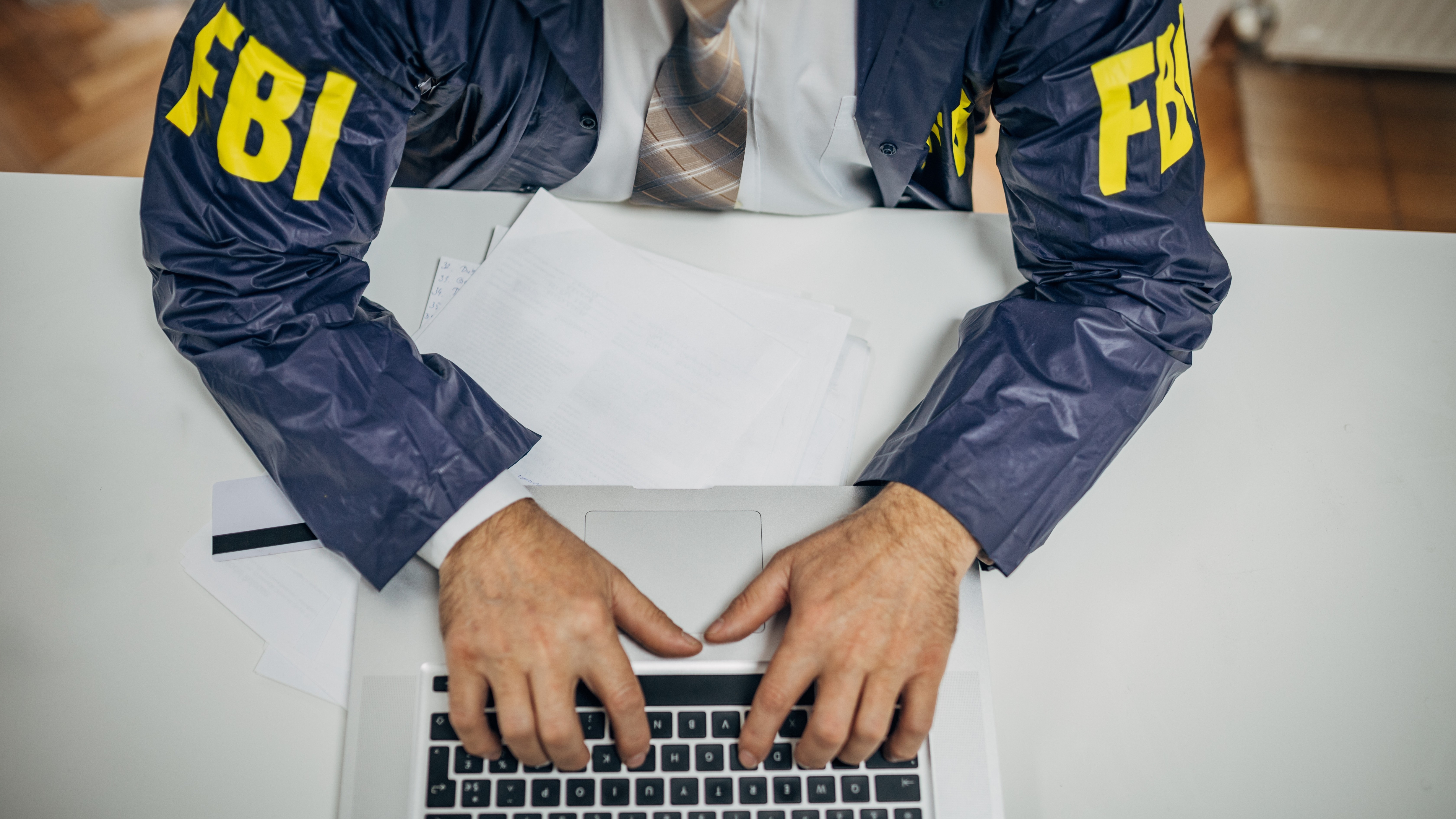 סוכן FBI המקלד במחשב