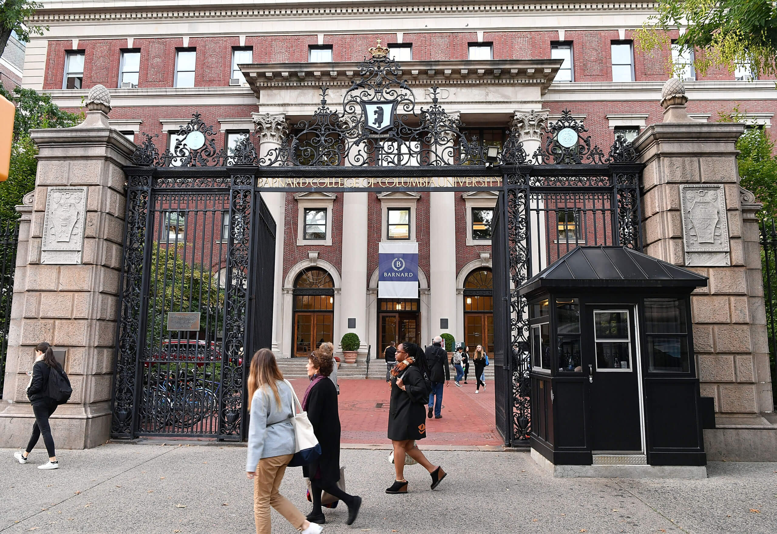 על פי הדיווחים, סקר סוכנות פדרלי שואל את עובדי ברנרד אם הם יהודים הפורוורד חופשי לקרוא, אך הוא לא חופשי לייצר