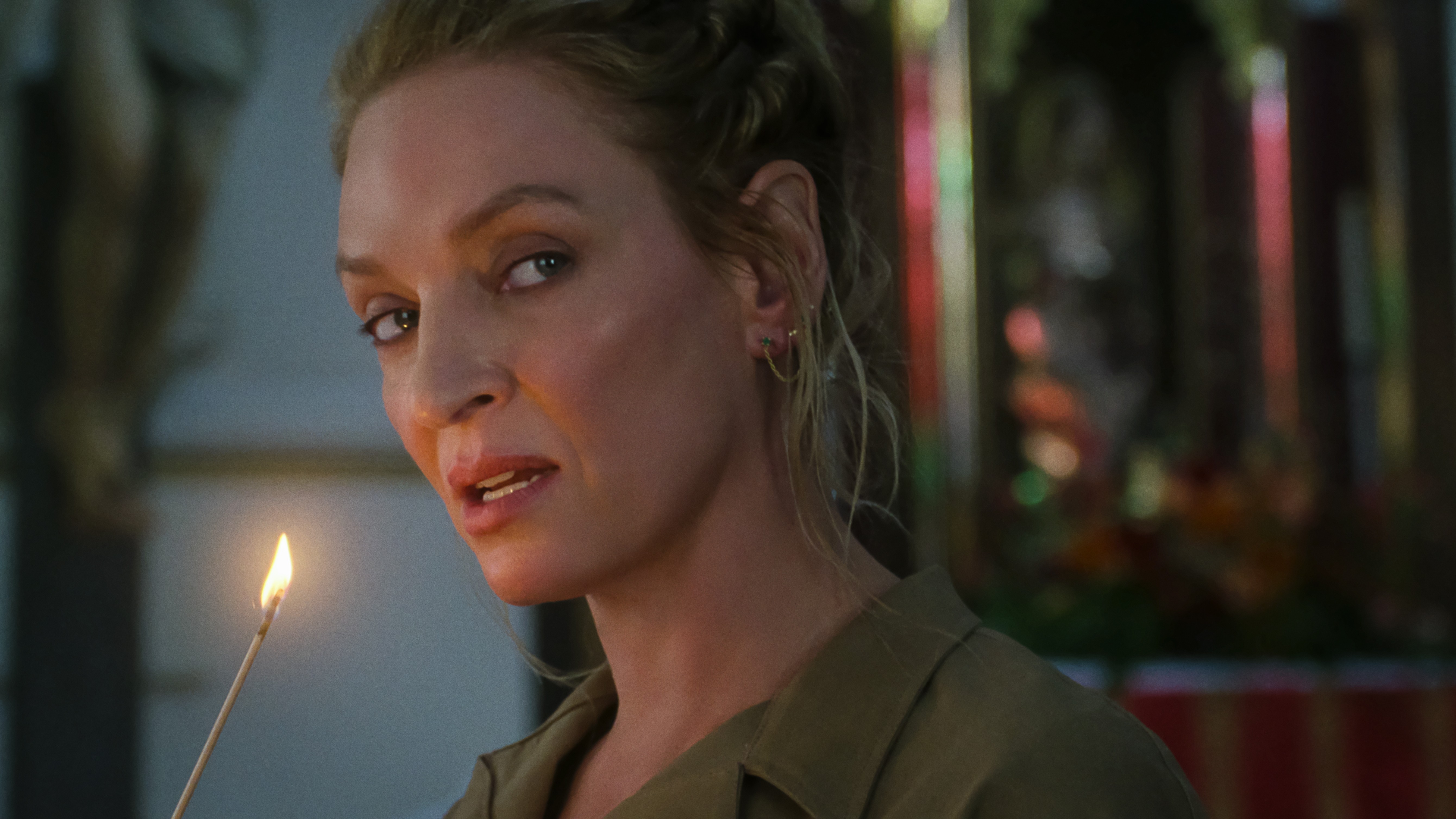 דיסקורד (אומה תורמן) אוחז במאגר שידוך מואר בסצנה מ 