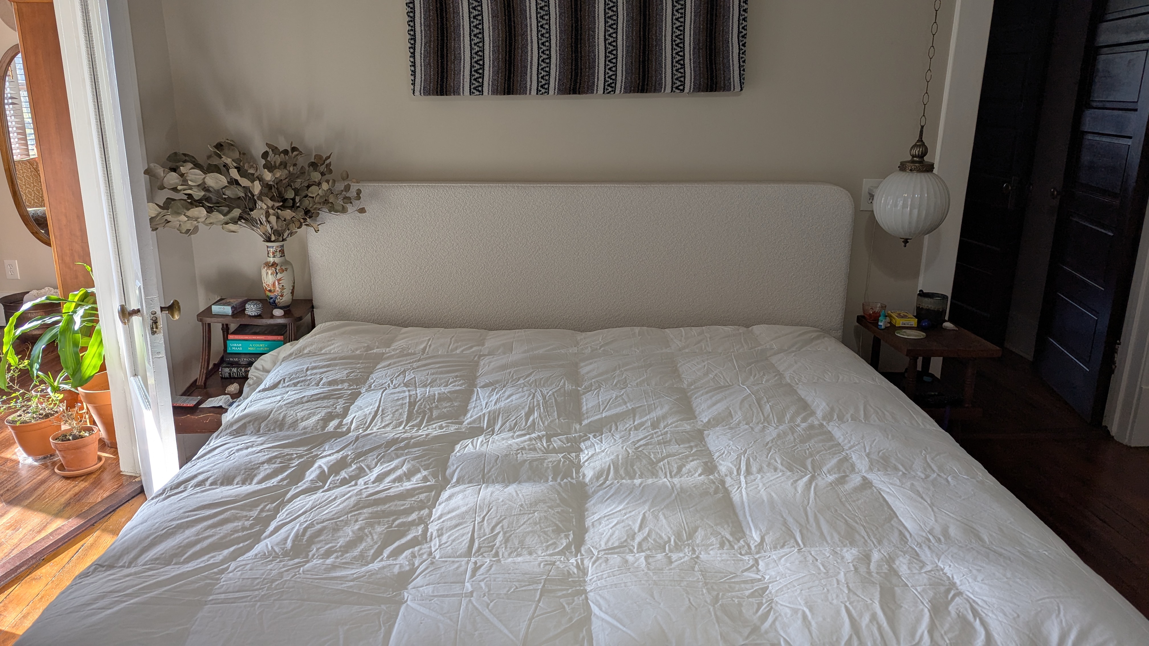 שמיכה לבנה למטה במיטה