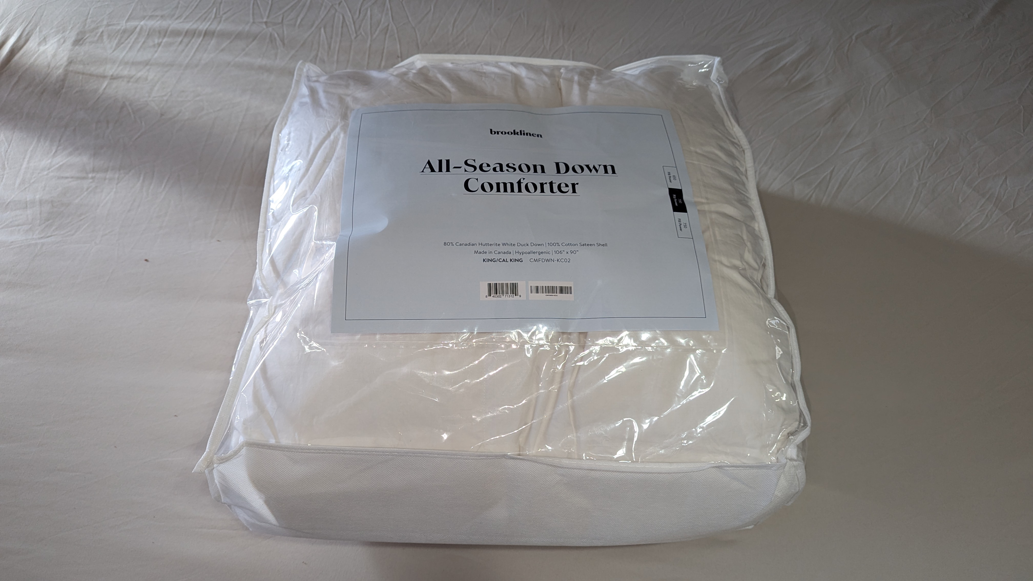 שמיכה לבנה למטה במיטה 