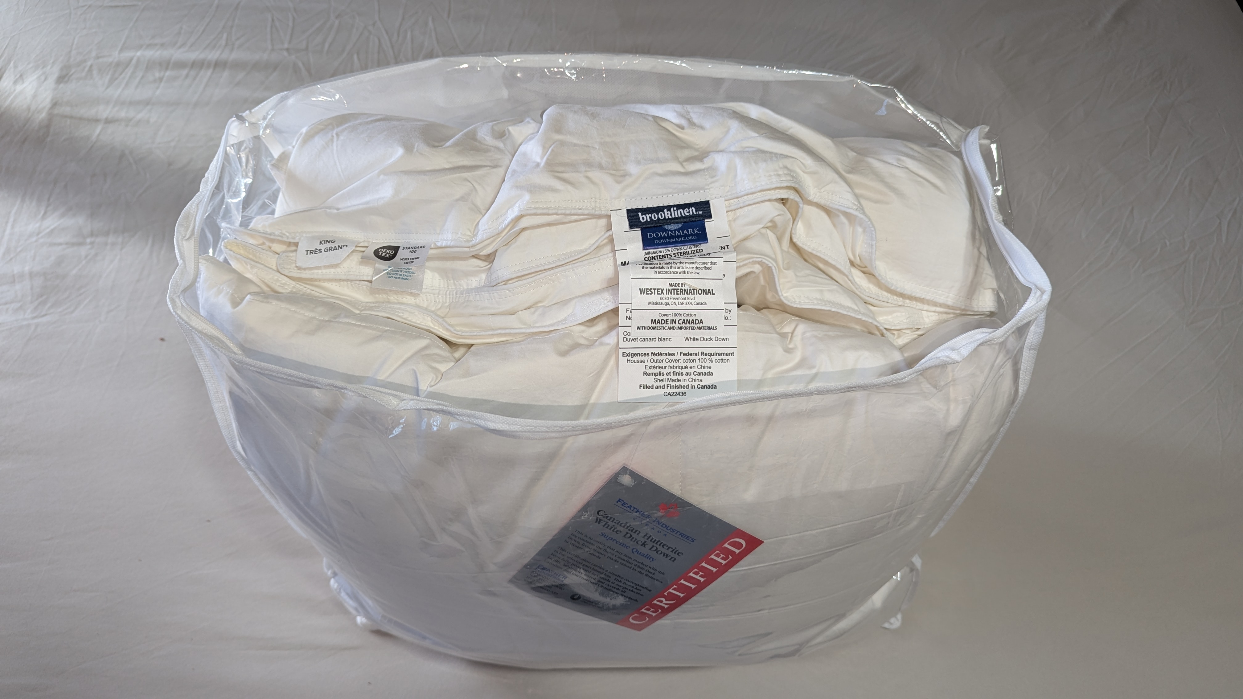 שמיכת ברוקלין לבנה למטה בחבילה עם תגיות מחוברות