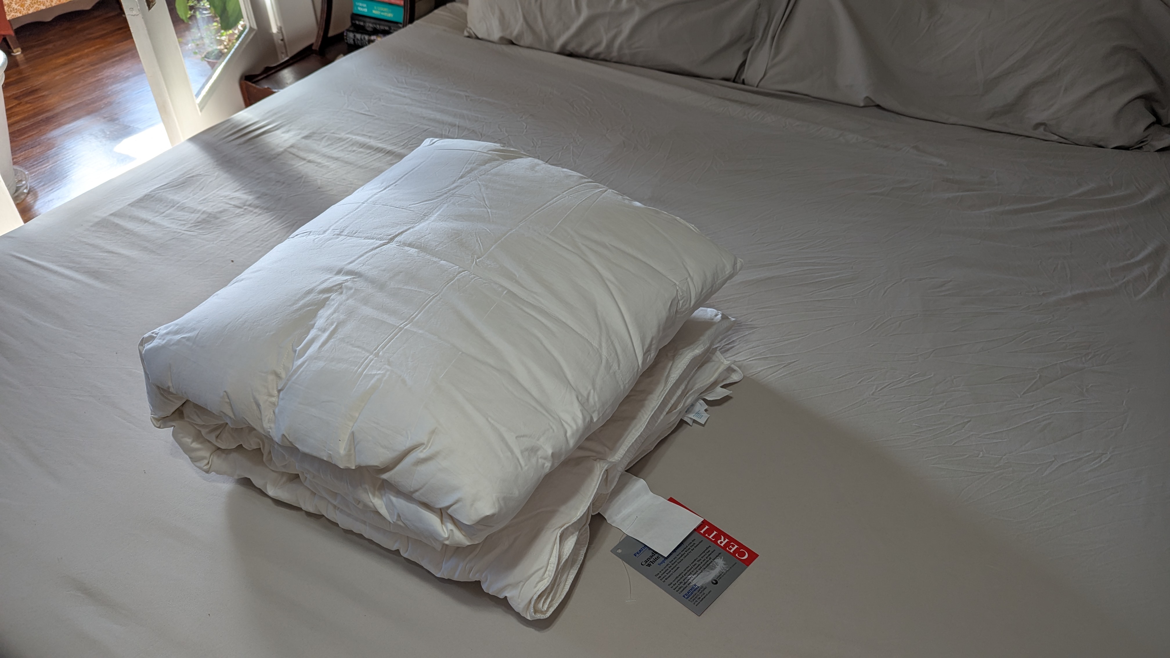 שמיכה לבנה למטה במיטה 