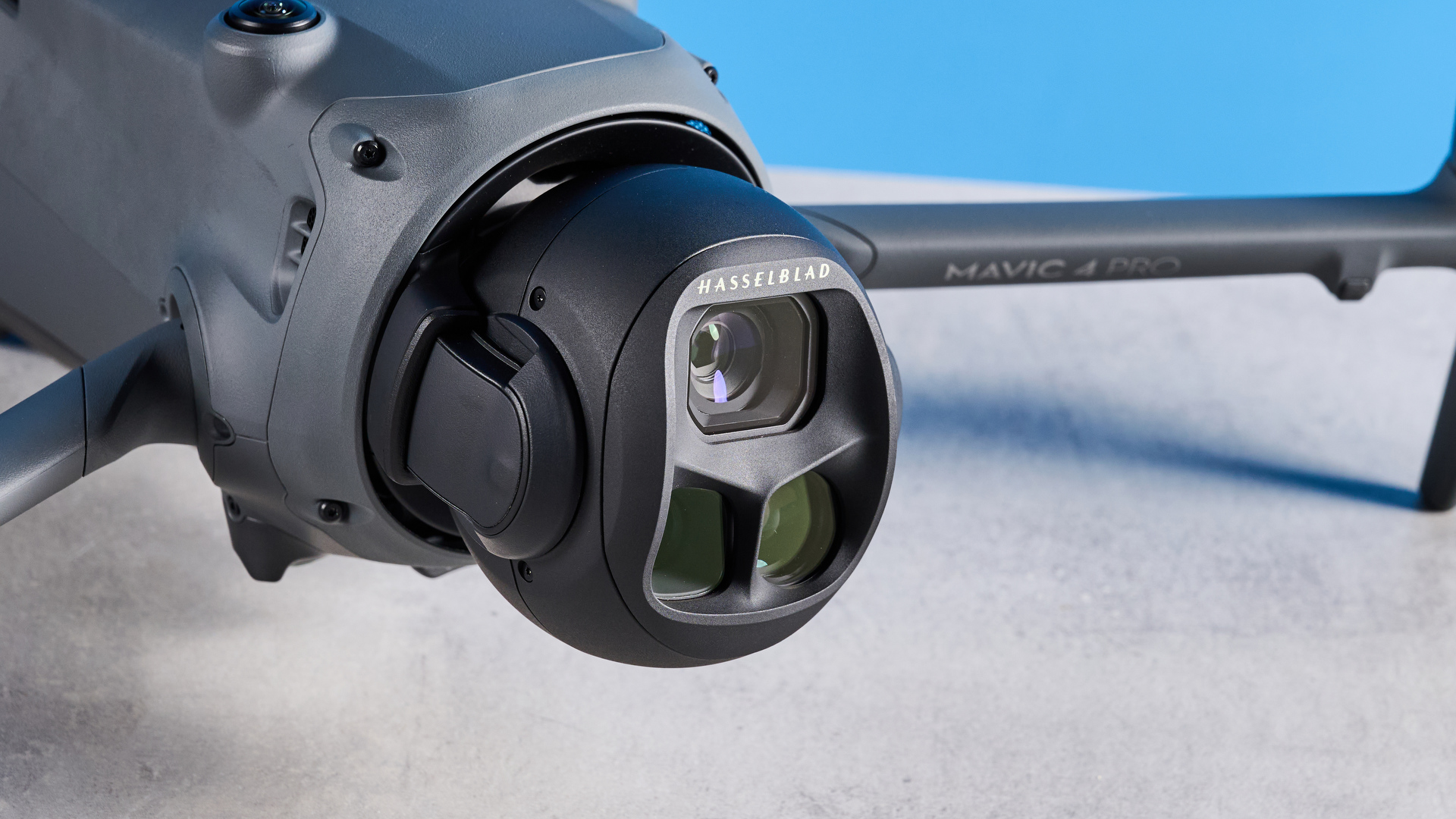DJI Mavic 4 Pro של אפור כהה