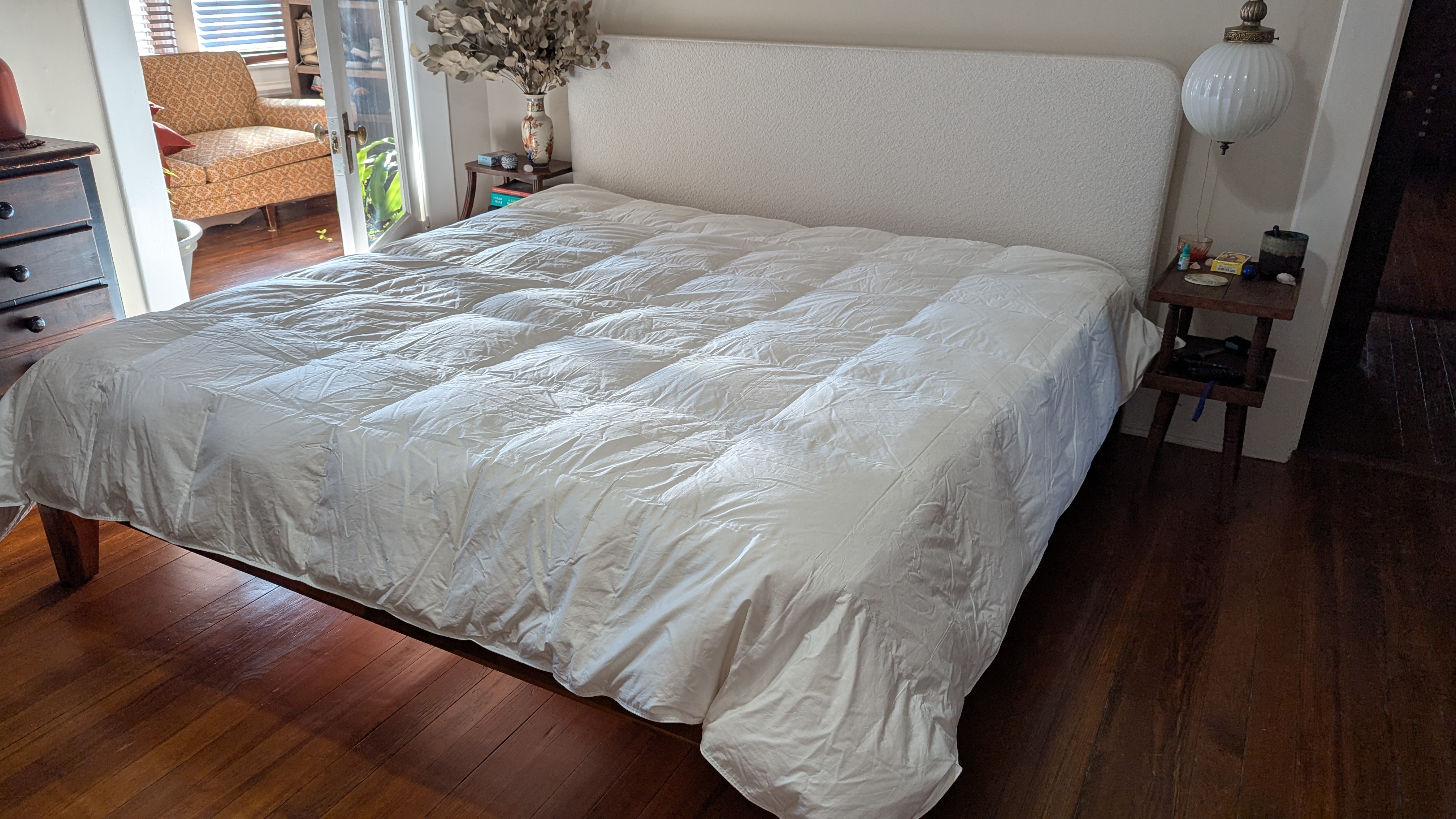 שמיכה לבנה למטה במיטה