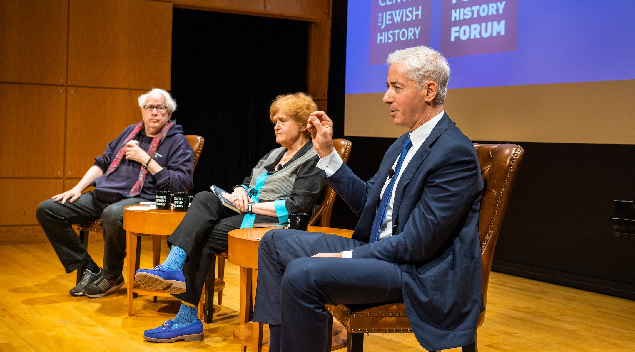 בסימפוזיון בקמפוס, חברי הפאנל היהודיים דוחפים לאחור כאשר המיליארדר ביל אקמן מגן על הפיוד של טראמפ עם הרווארד