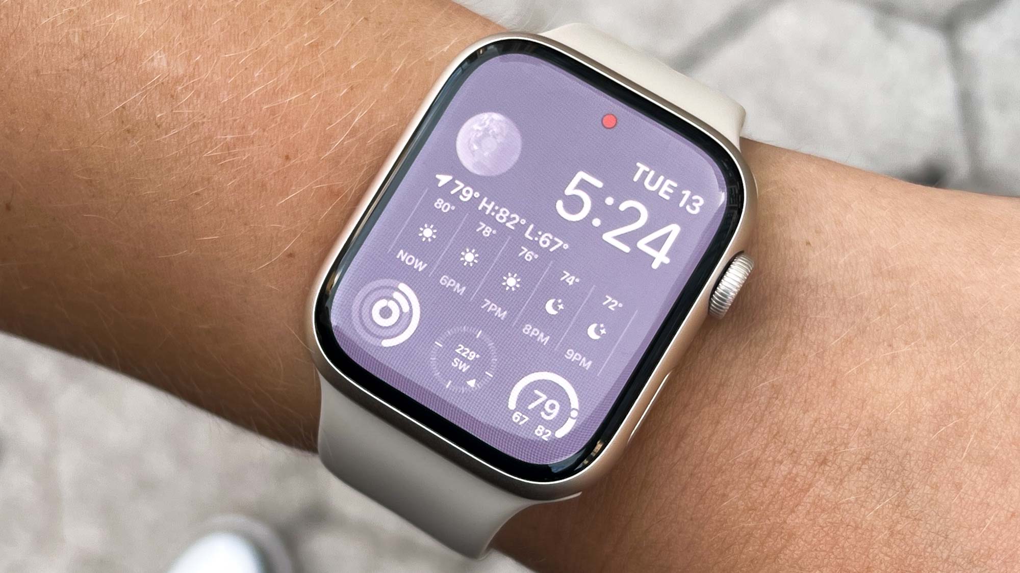 סדרת Apple Watch 8 המוצגת על שורש כף היד