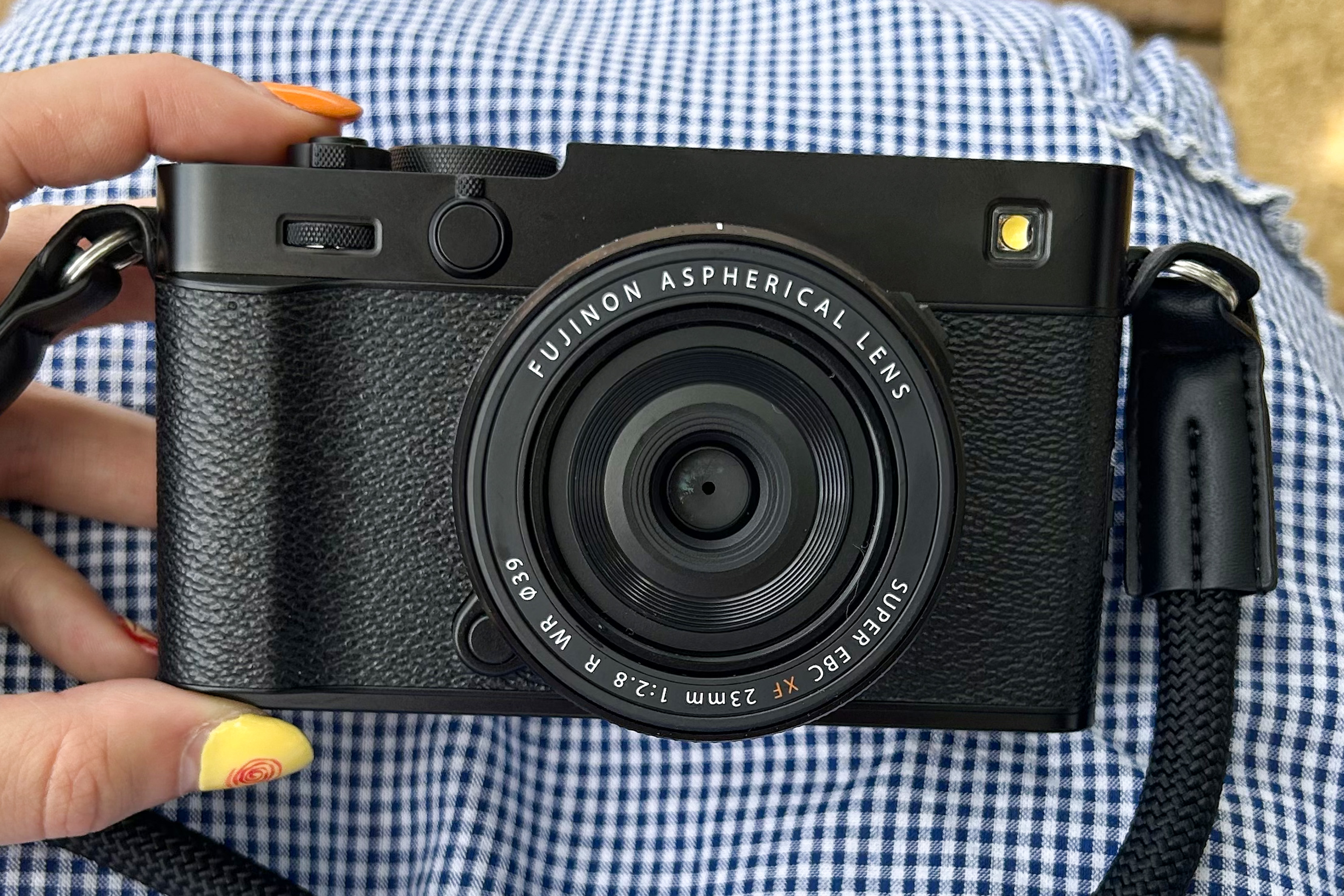 יד אוחזת במצלמת הסימולציה של Fujifilm X-E5 החדשה.