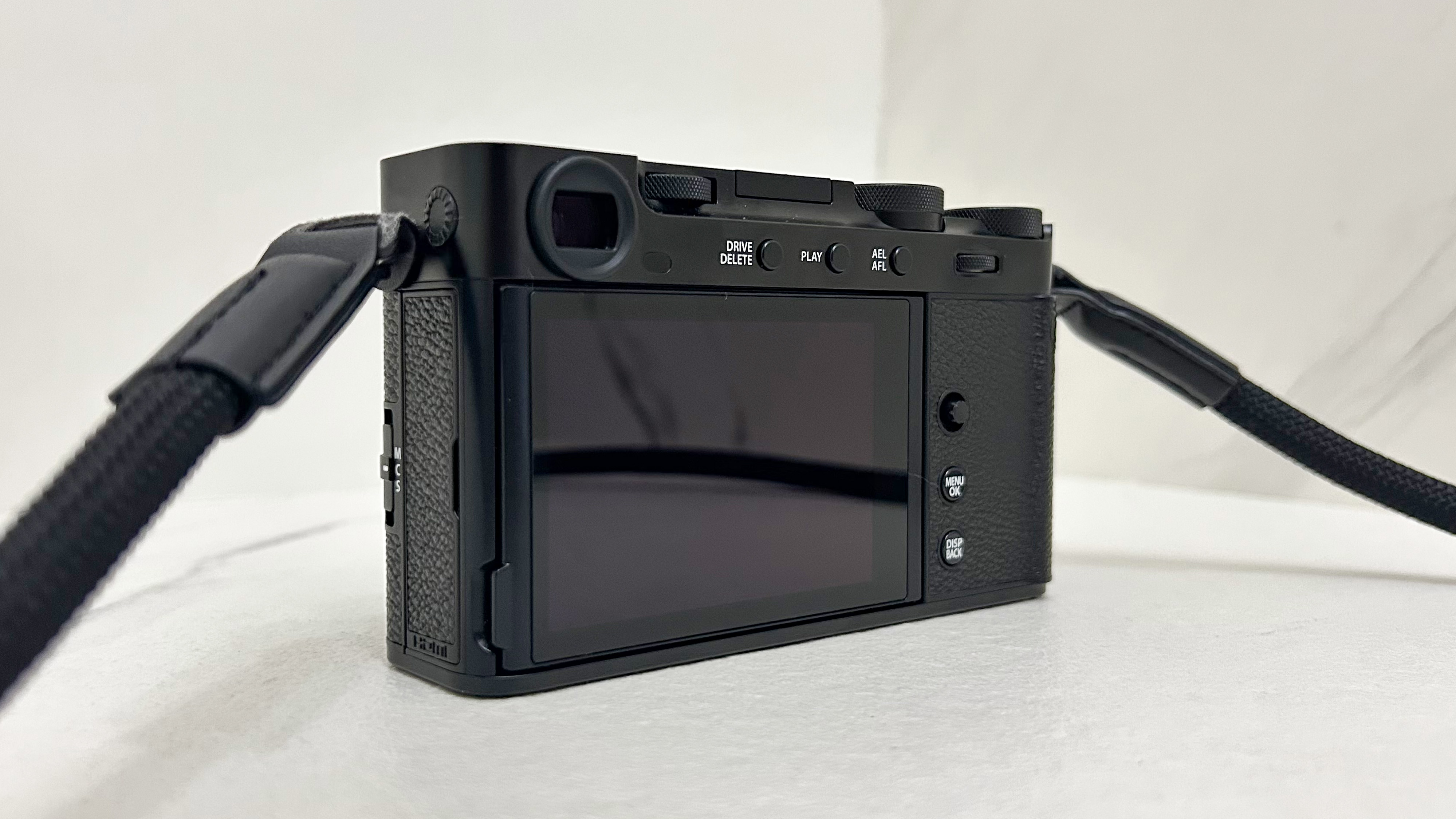 מסך LCD של מצלמת הסימולציה של Fujifilm X-E5 החדשה מצולמת מול רקע שחור.