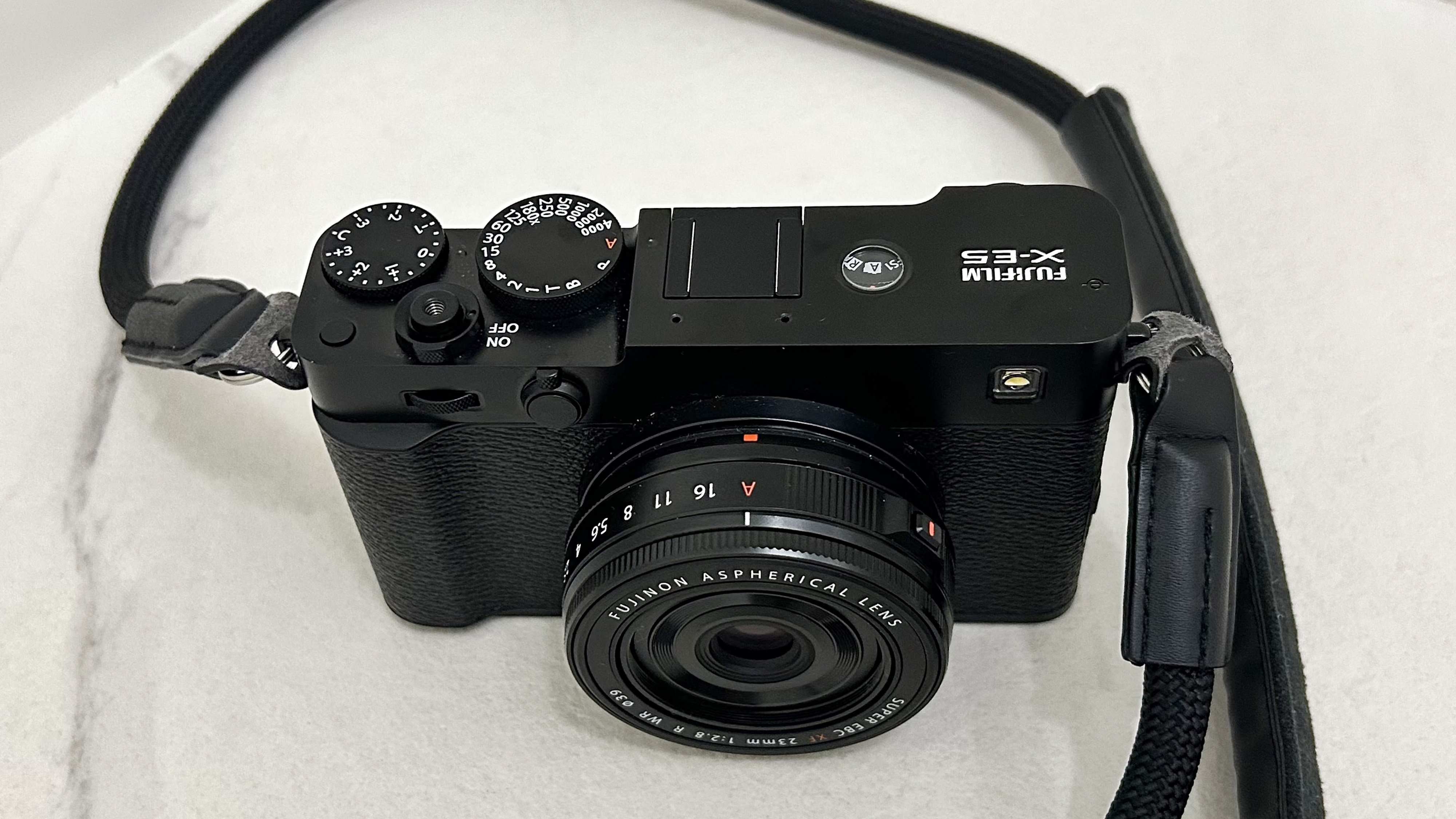 מצלמת הסימולציה של Fujifilm X-E5 החדשה מצלמת מול רקע לבן.