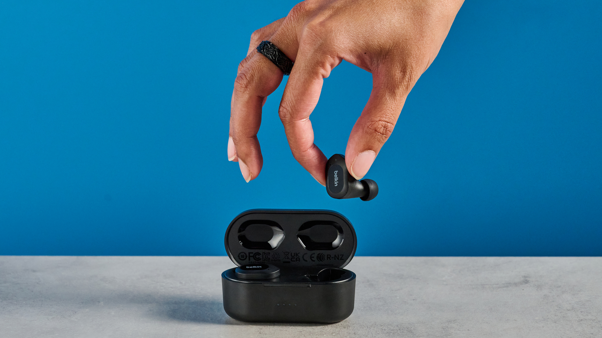 Black Belkin Soundform מנגן אוזניות אלחוטיות זולות