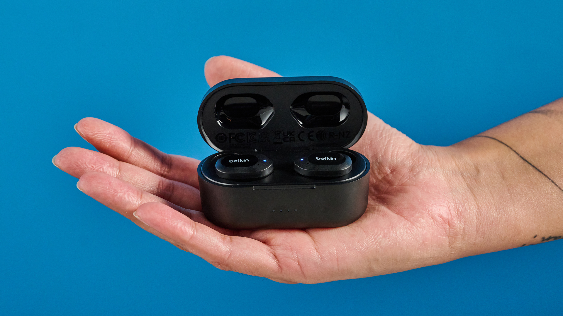 Black Belkin Soundform מנגן אוזניות אלחוטיות זולות