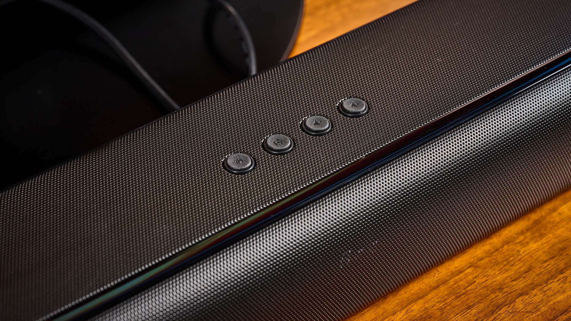 הרוב התקציבי Naga 60 Soundbar בשחור, מציג את הכפתורים והמרחוק שלו