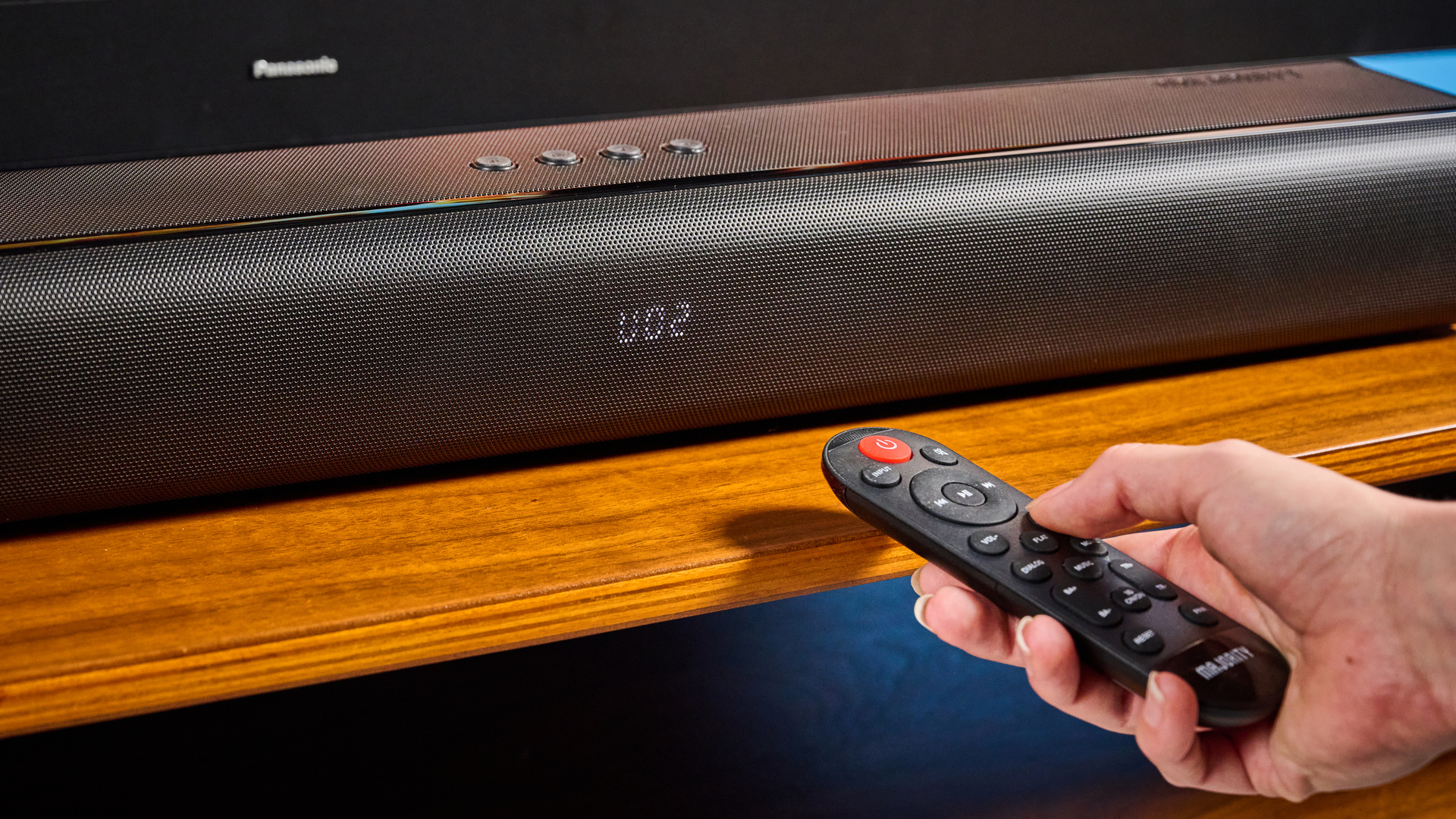 הרוב התקציבי Naga 60 Soundbar בשחור, מציג את הכפתורים והמרחוק שלו