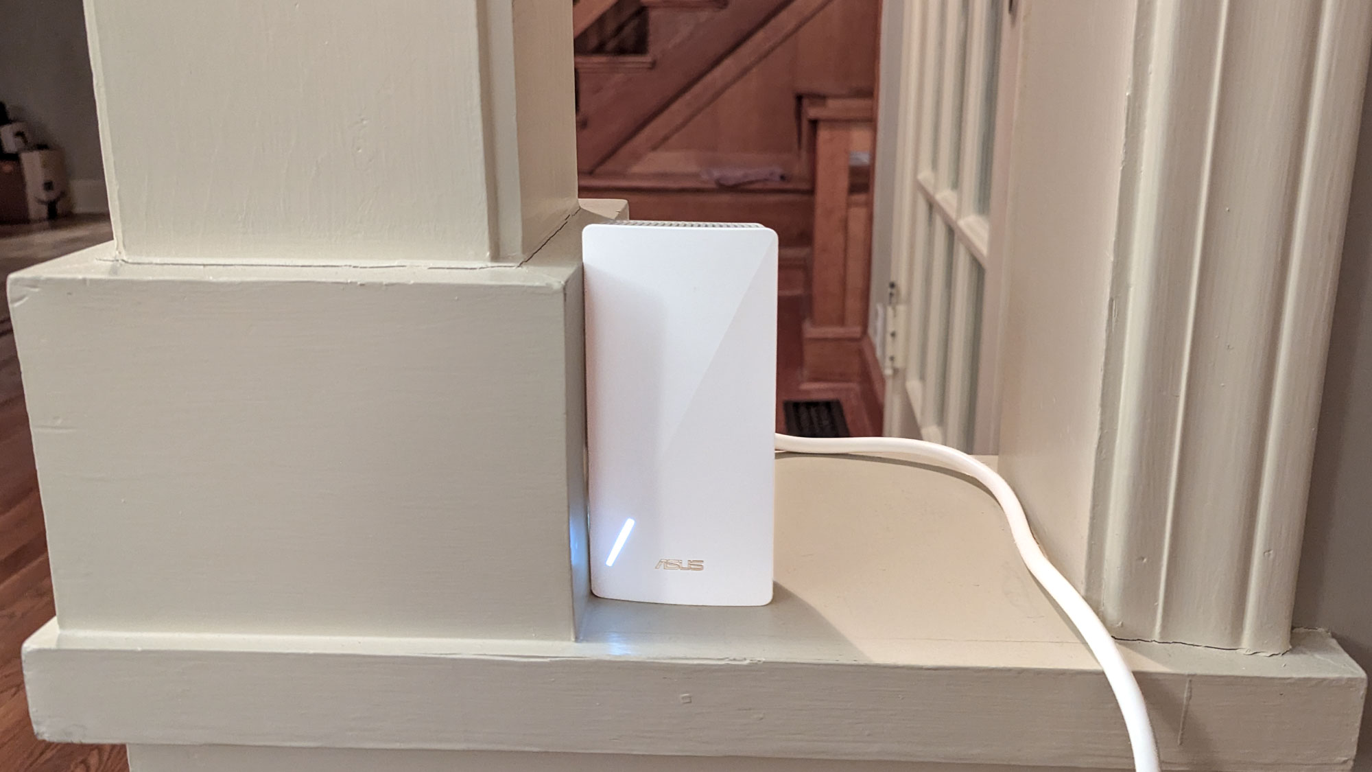 ASUS RP-AX58 Wi-Fi 6 מאריך על מדף.
