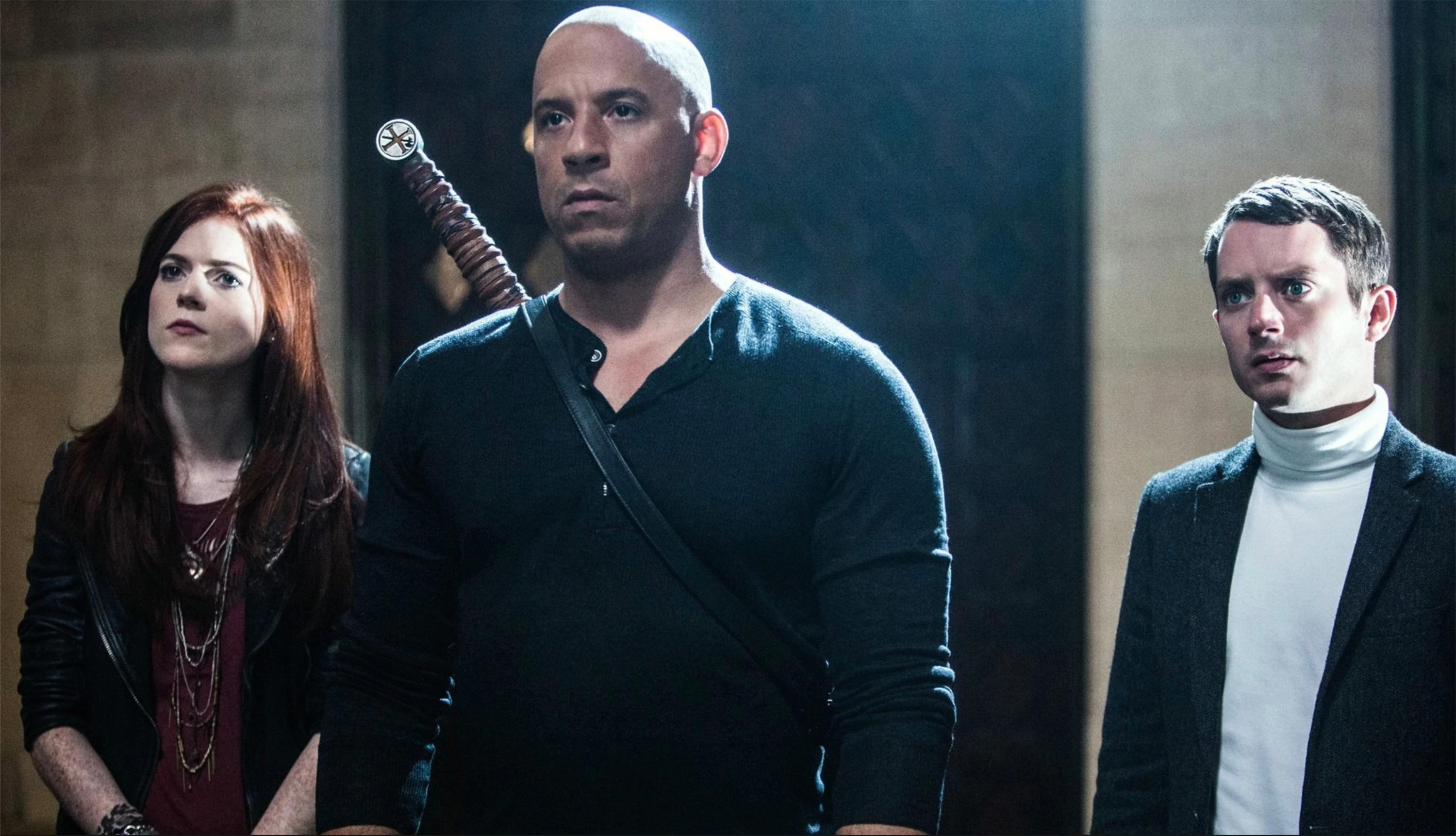 LR: קלואי (רוז לסלי), קאולדר (וין דיזל) ודולן 37 (אליהו ווד) בסצנה מאת 