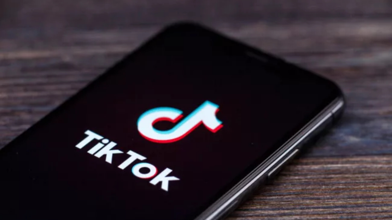 לוגו אפליקציית Tiktok בתצוגת טלפון