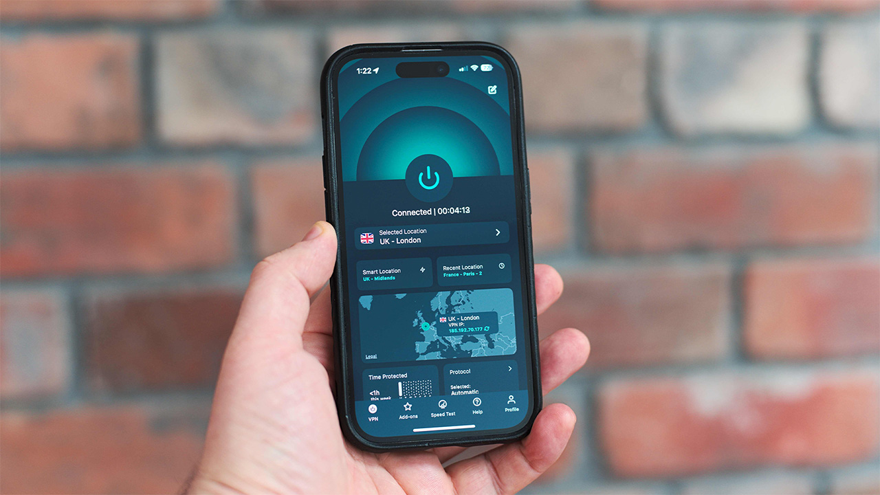 יד מחזיקה באייפון עם אפליקציית ExpressVPN פתוחה בדף הבית שלה ובמצב אפל 