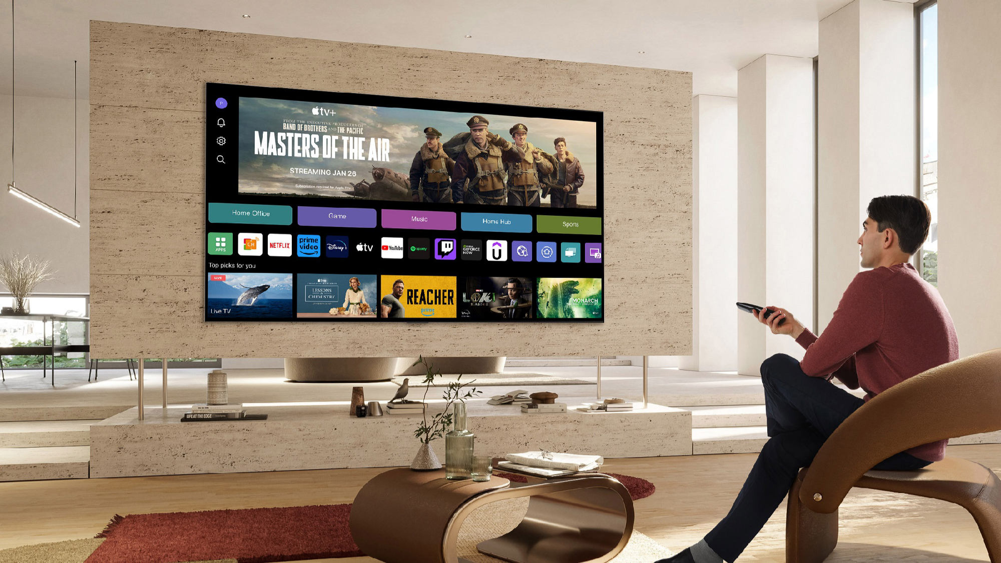 LG TV עם WebOs על המסך על הקיר