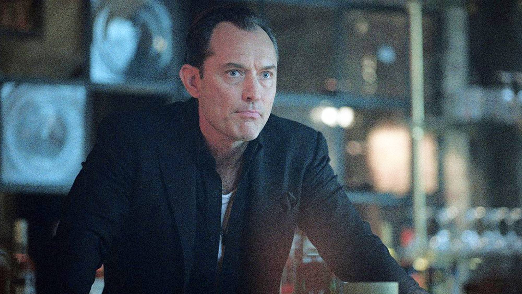Jude Law as Jake in "Black Rabbit" on Netflix