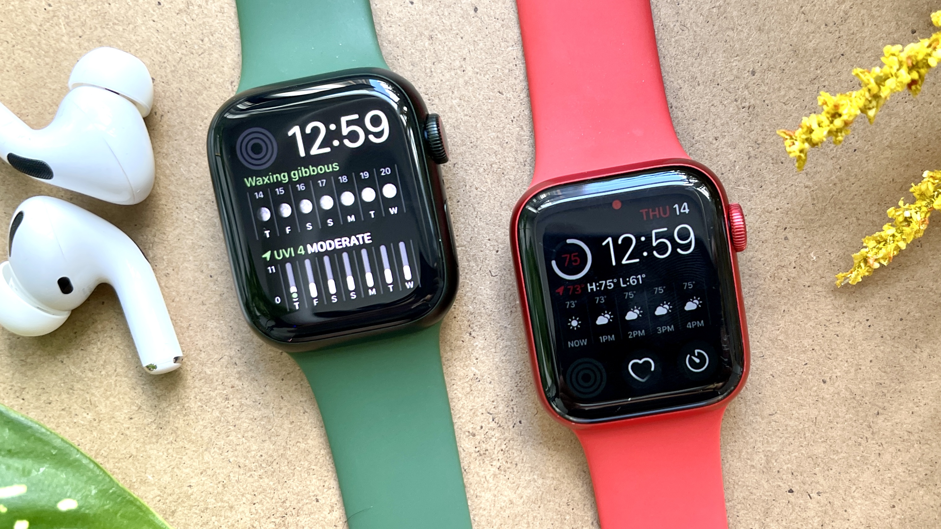 Apple Watch Series 7 (משמאל) וסדרת Apple Watch 6 (מימין) מונחים על שולחן