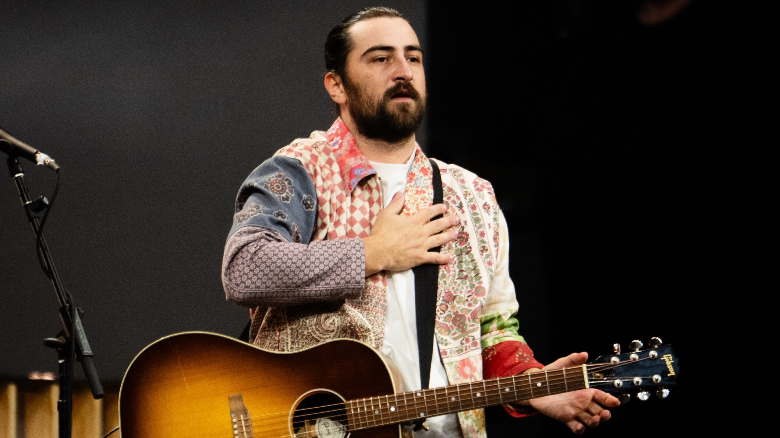 Noah Kahan singing