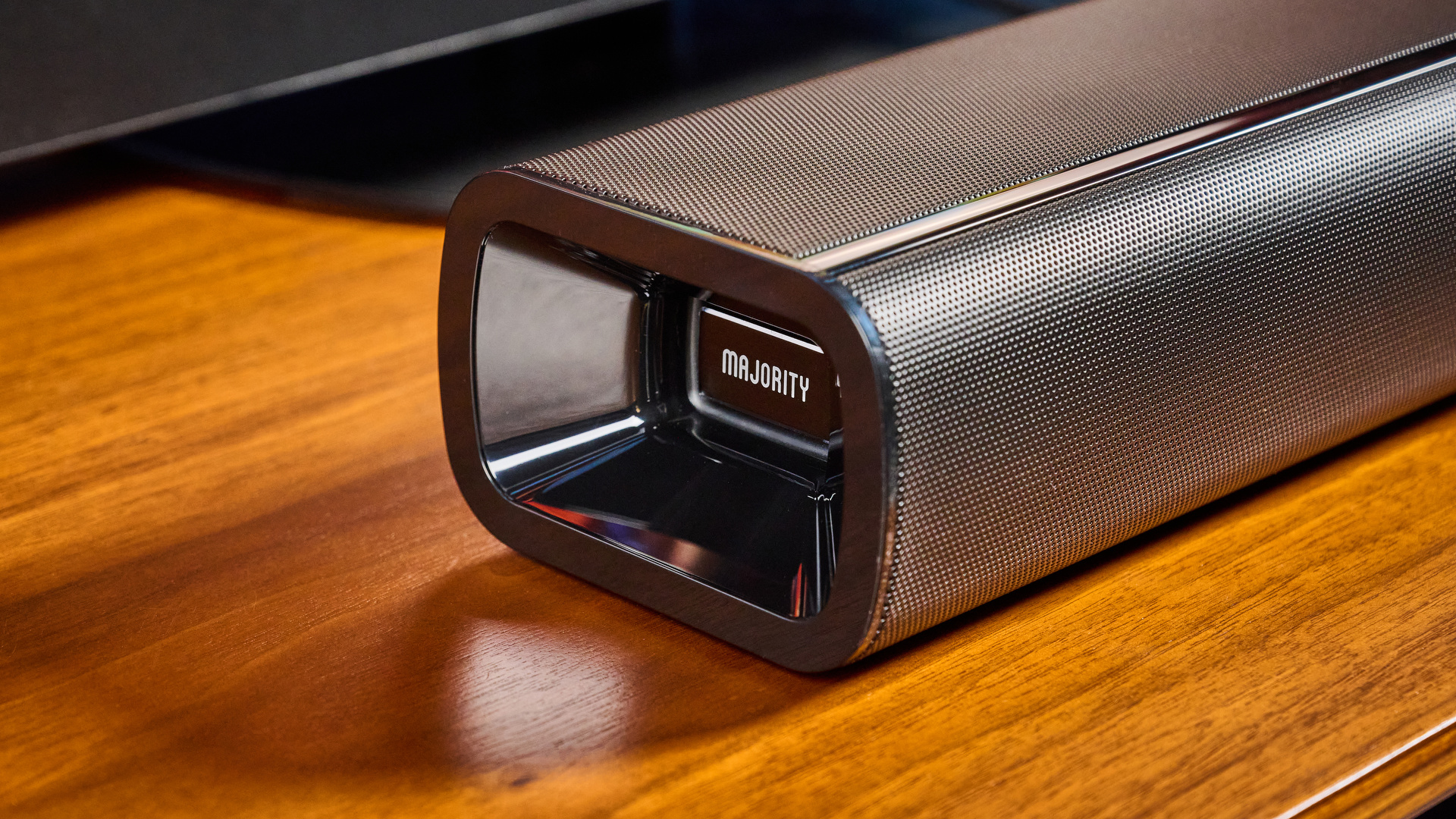 הרוב התקציבי Naga 60 Soundbar בשחור, מציג את הכפתורים והמרחוק שלו