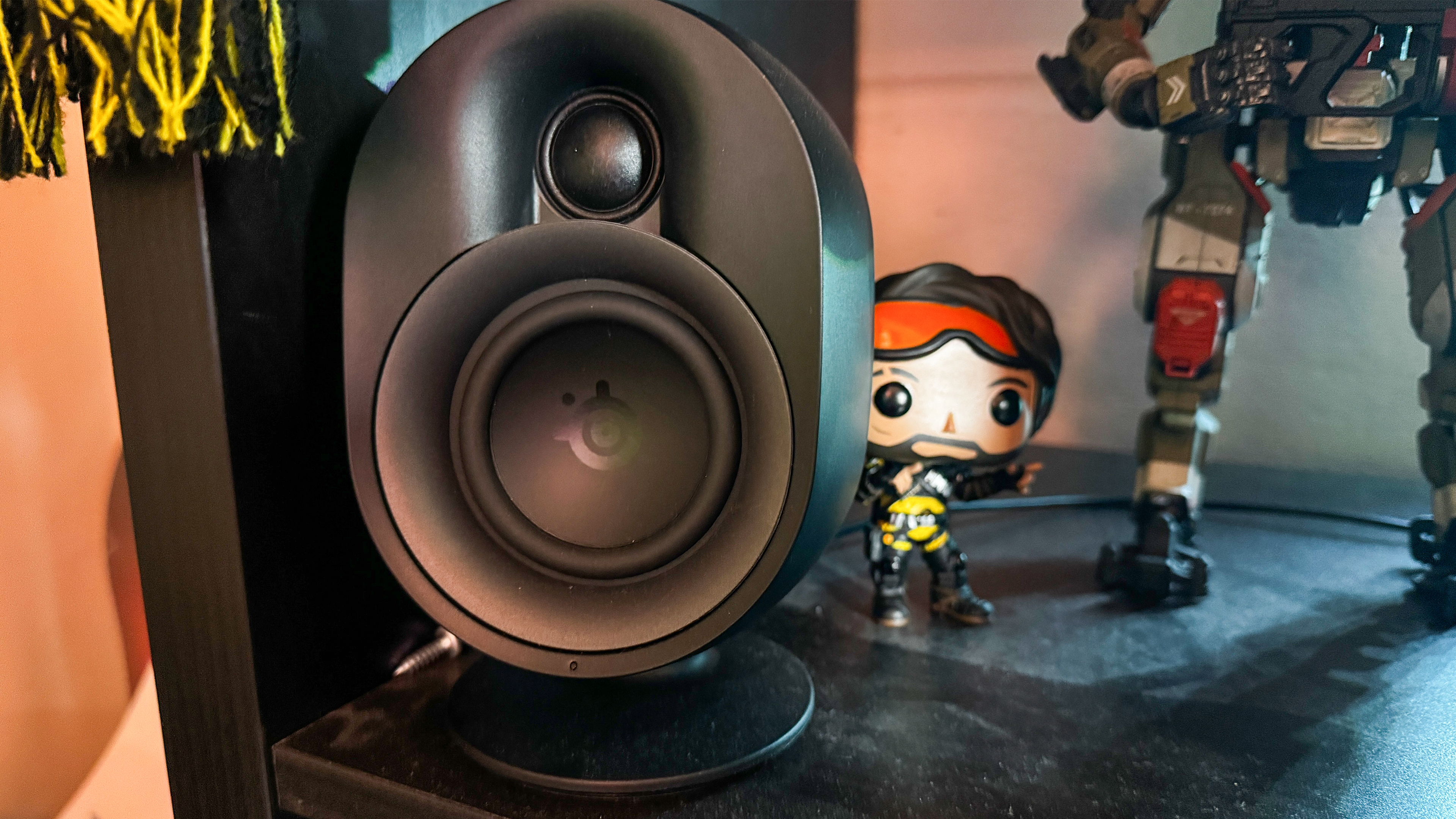 SteelSeries Arena 9 מקרוב על המדף עם דמויות ברקע