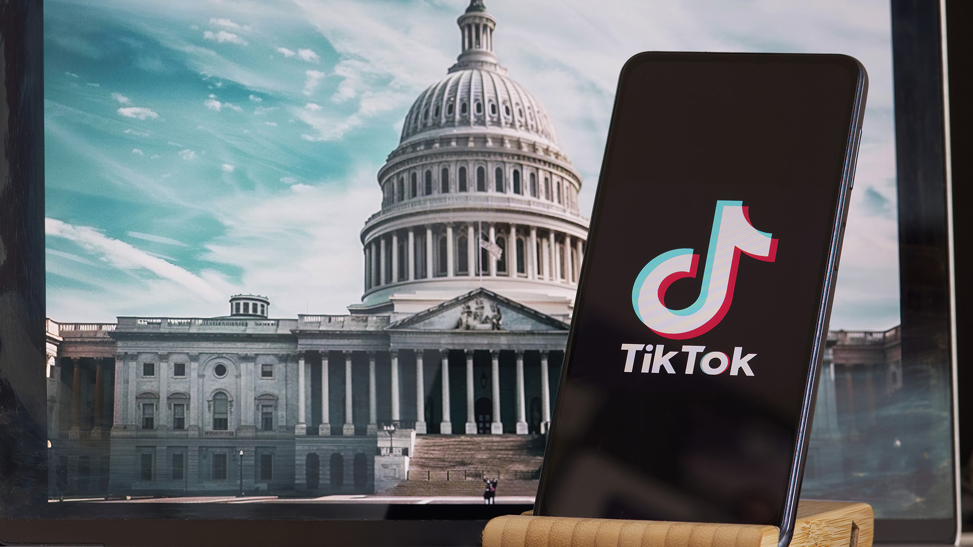 לוגו Tiktok מול בניין ממשל