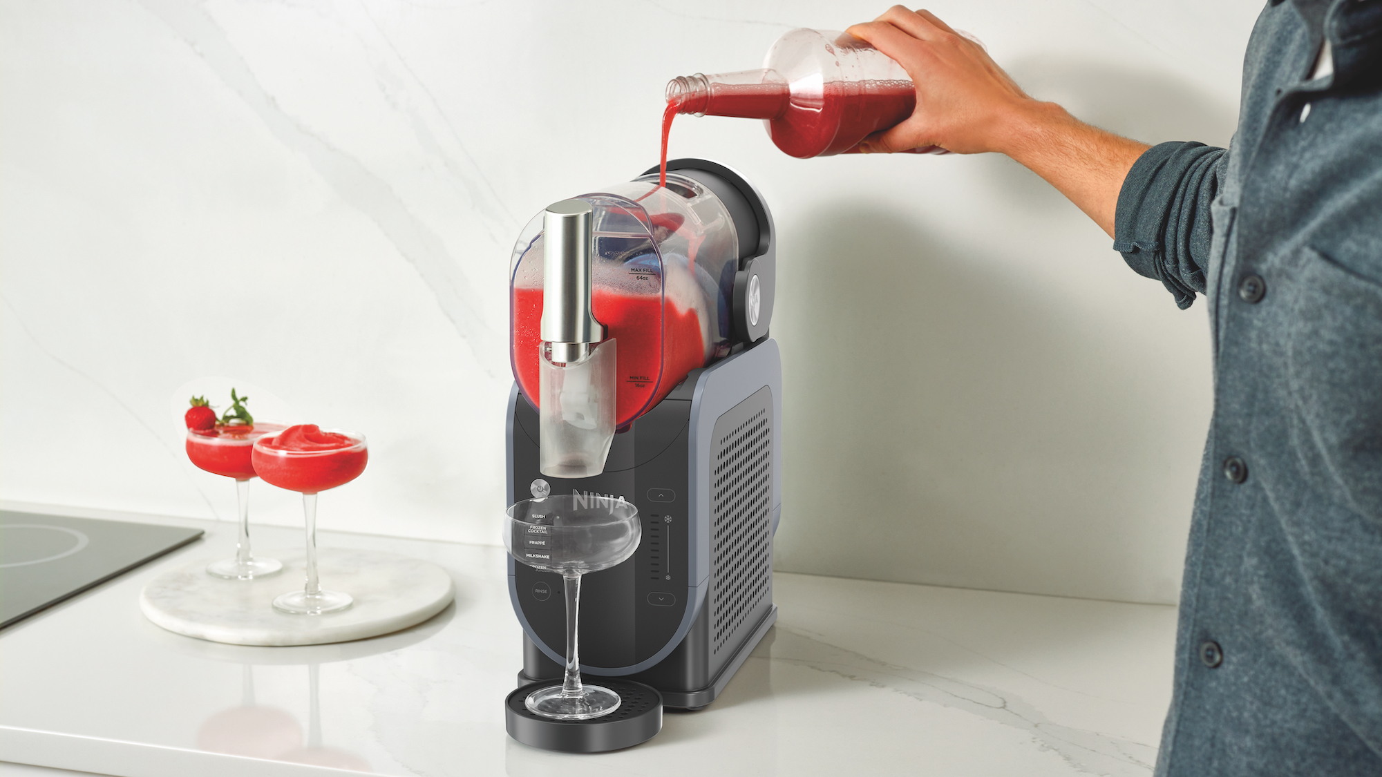 גבר שופך משקה ממכונת נינג'ה סלושי