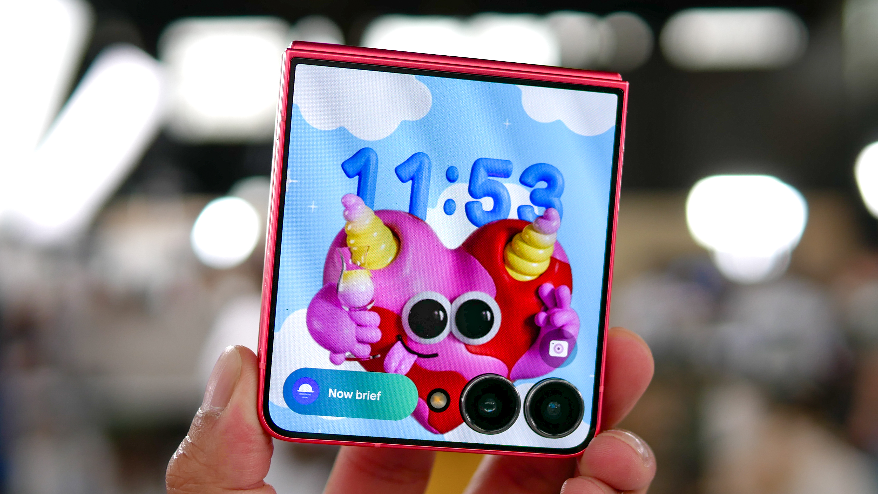 Samsung Galaxy Z Flip 7 מוחזק ביד.