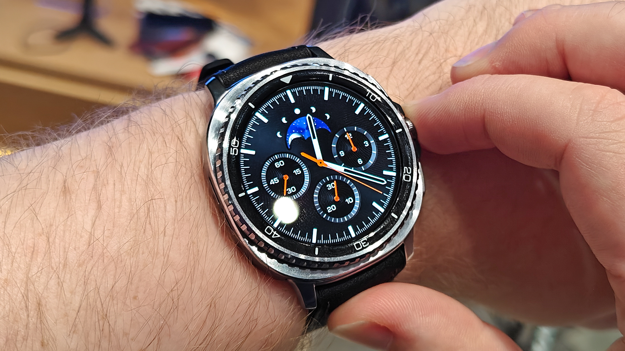 Samsung Galaxy Watch 8 Classic על שורש כף היד