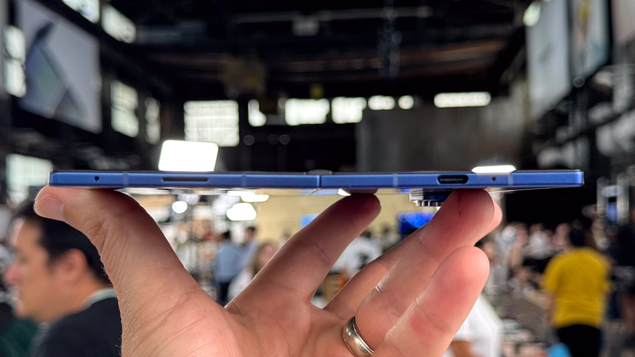 Galaxy Z Fold 7 המוצג במהלך האירוע של סמסונג באירוע